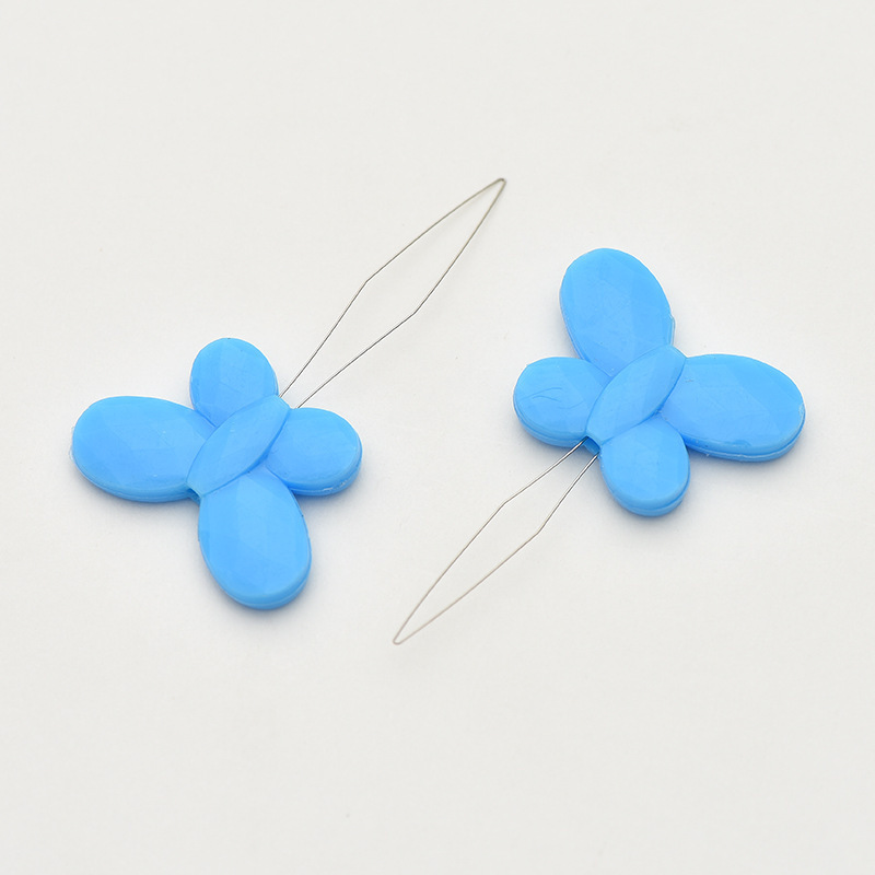 Herramienta de enhebrado de aguja de mariposa de color caramelo grande para costura