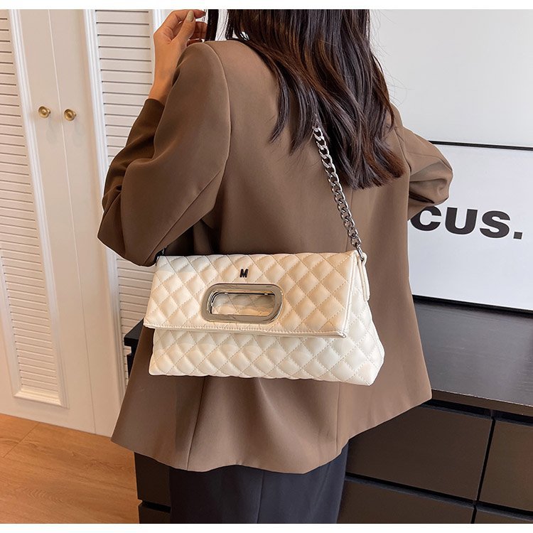 Kleine luxuriöse Klapp-Ohrtasche für Damen 2024 neue Mode-Umhängetasche hochwertige Unterarmtasche mit Diamantkette_voghion.com