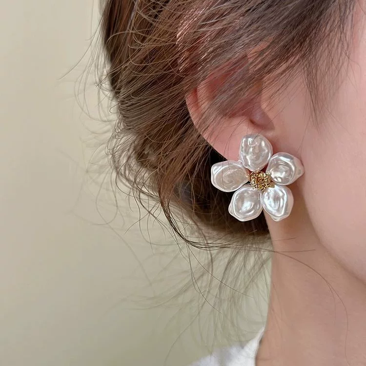 Серьги дизайна Demi-сезона из жемчуга, тренд сезона, стиль лёгкой роскоши, цветочные, коллекция 2023