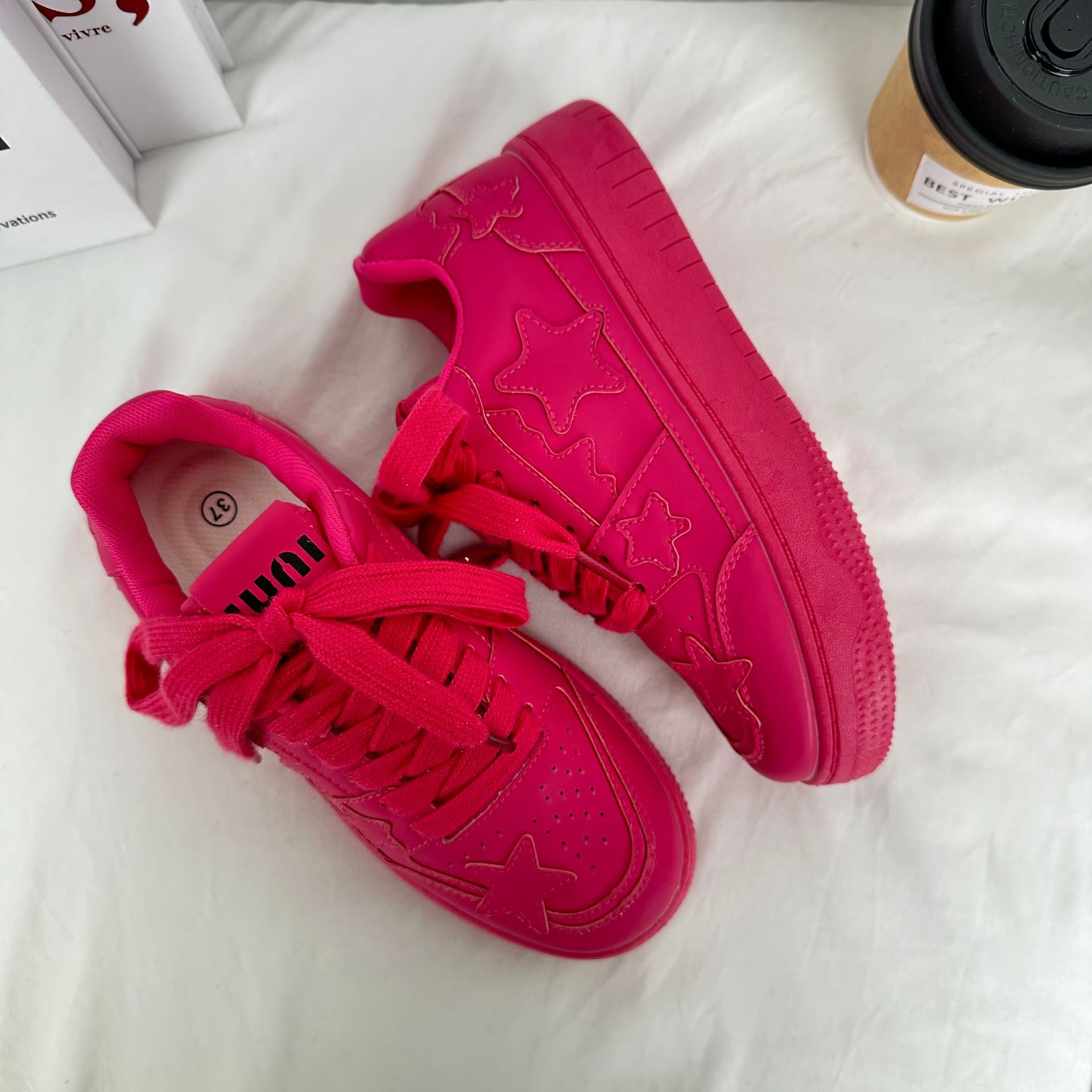 2024 primavera y verano coreano versátil zapatos de lona de suela gruesa nicho de tendencia zapatos de skate para estudiantes de Harajuku zapatos blancos pequeños