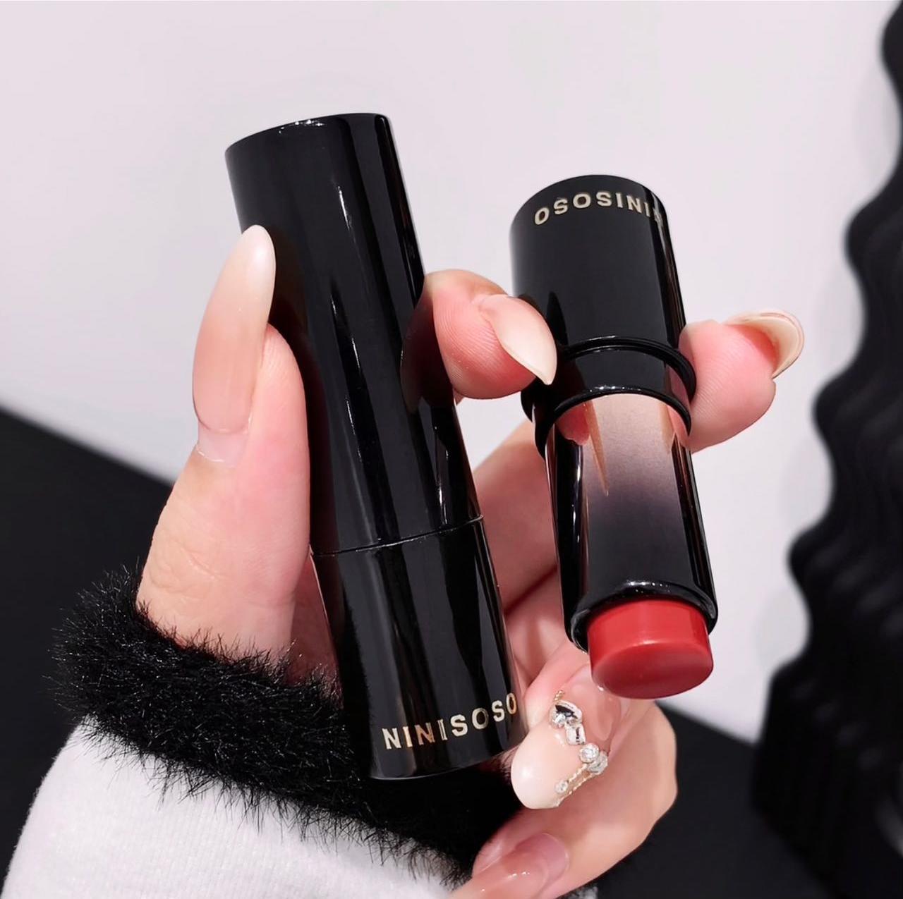 NINISOSO Beige lipstick is hydrating, delicate and does not dry out, making the lips look fair and chubby. It has a natural summer atmosphere and is a lipstick for women undefined