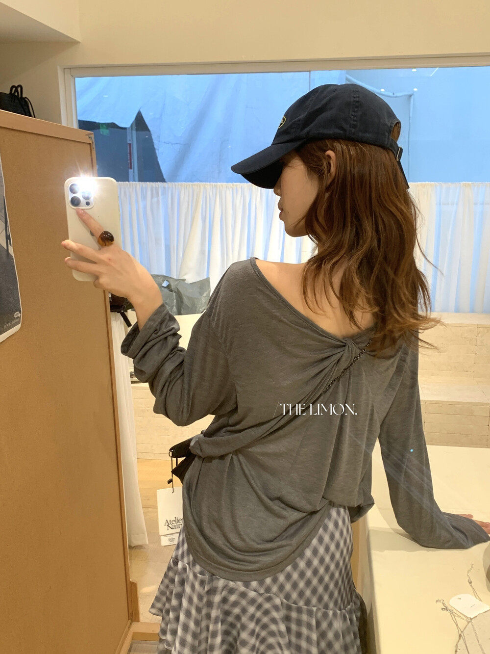 Áo thun nữ tay dài cổ V thiết kế xoắn nút, mặc hai kiểu, chống nắng, form rộng suông — màu hồng, màu cam, màu trắng, xanh lá cây chi tiết 5