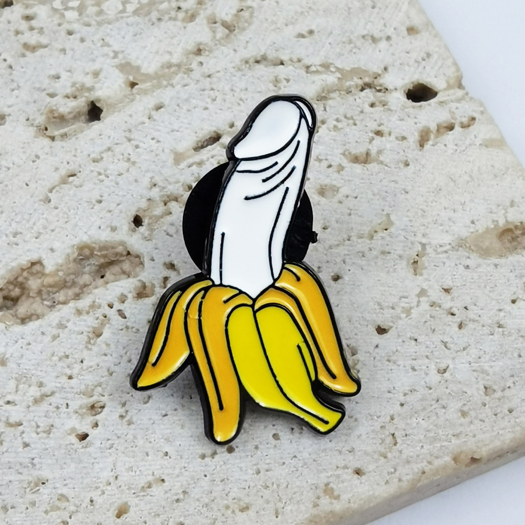 Broche de plátano pelado divertido transfronterizo estilo ins personalidad fruta aleación ropa cuello insignia accesorios de alfiler