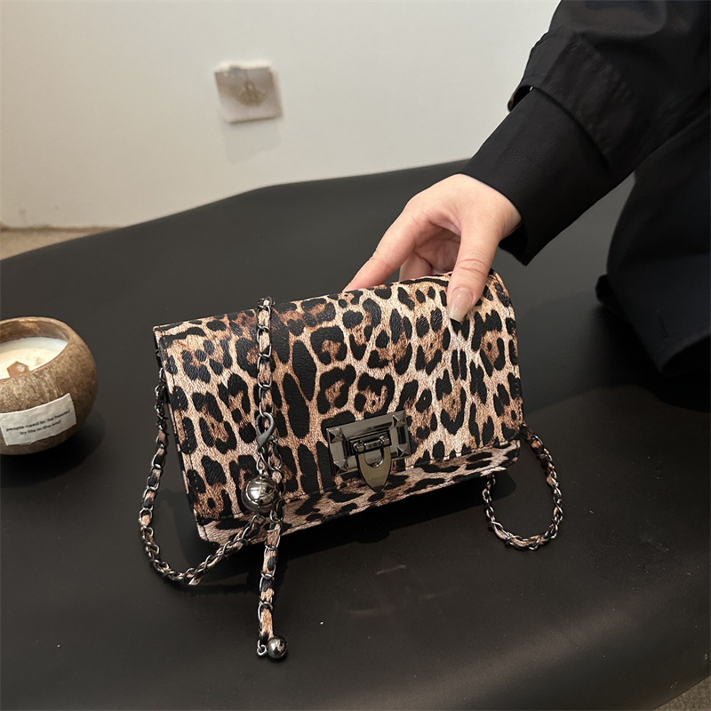 2024 nuevo bolso de mujer transfronterizo portátil retro cadena leopardo bolso de nicho diseño personalidad bolso de mochila