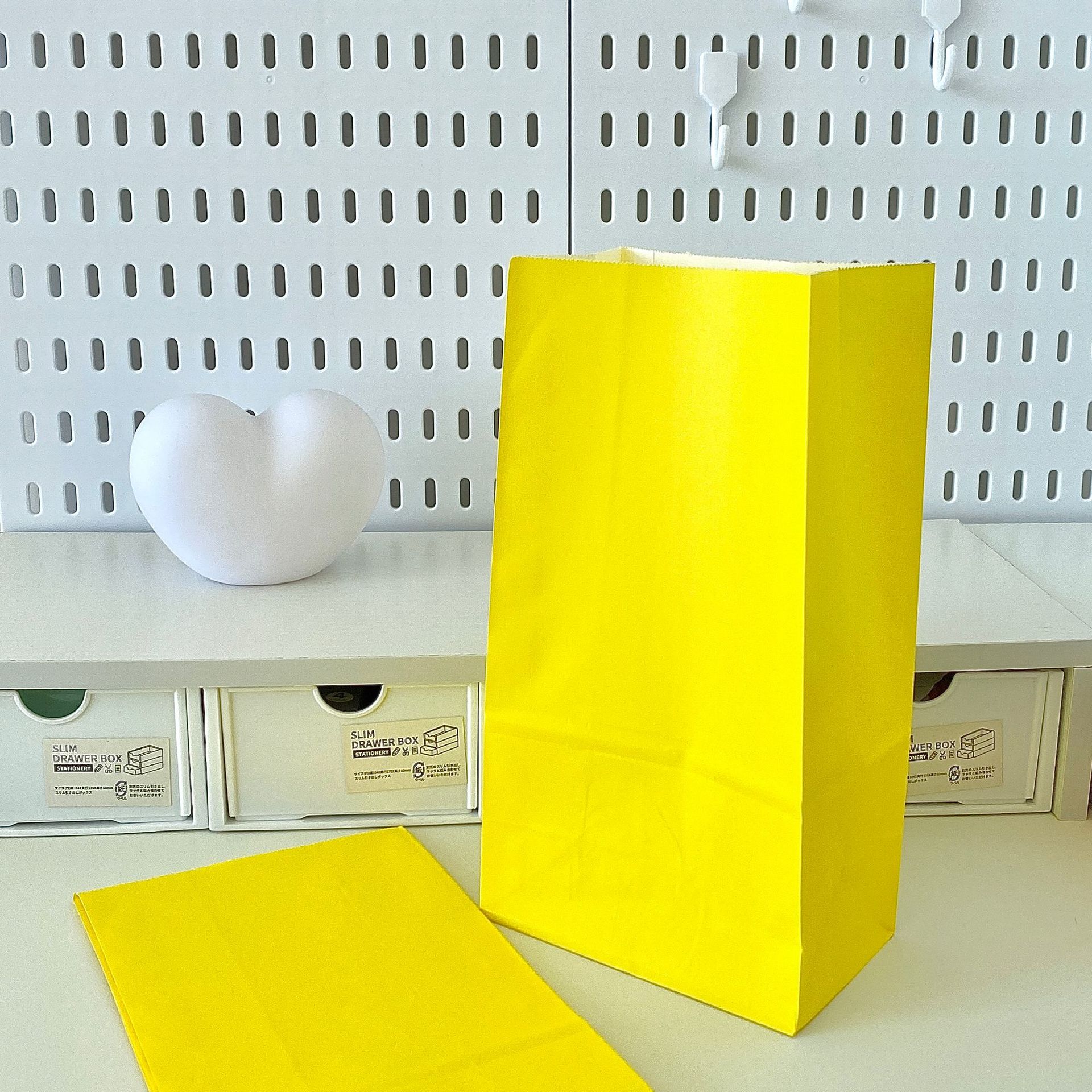 Bolsas de papel kraft coloridas bolsas de regalo bolsas de embalaje para llevar bolsas de regalo bolsas de bolsillo plano en el viento lindo paquete pequeño