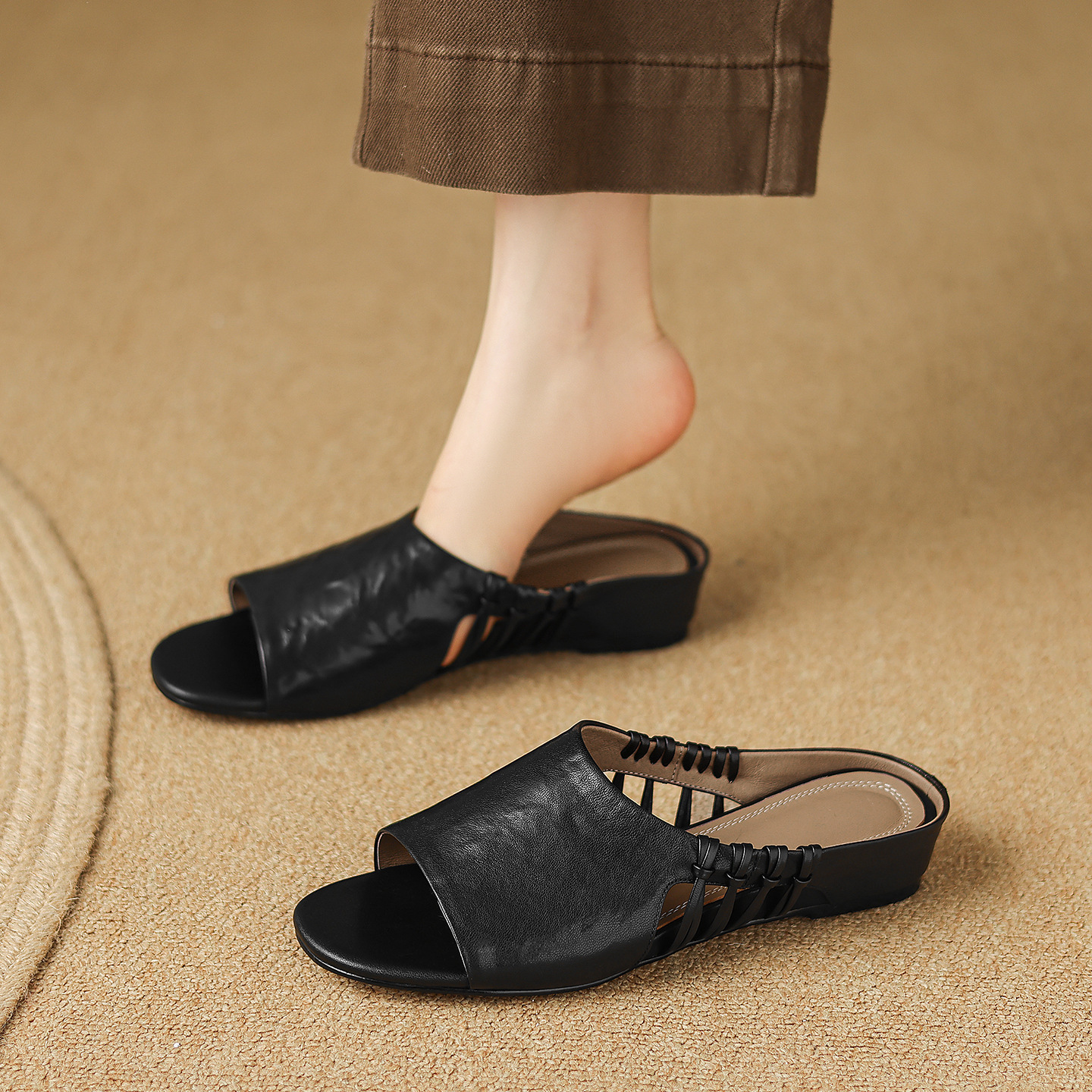 Sandal nữ quai chữ V hở mũi gót thấp mùa hè — đen