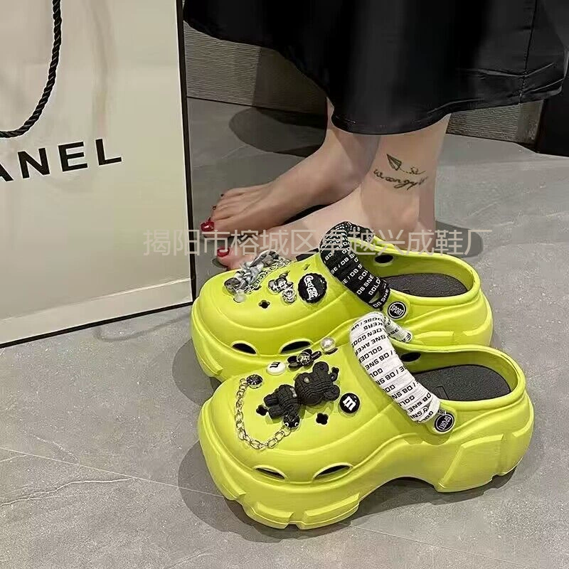 Ступать на фекалии EVA дырочные туфли женщины 2024 новый летний танк носить толстую подошвы, чтобы увеличить красную сетку пляжные сандалии женщины