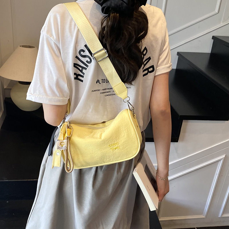 Bolso de lona de moda coreana 2025 verano nuevo bolso femenino con letras bordadas bolso de hombro casual bolso de mensajero con correa de hombro ancha