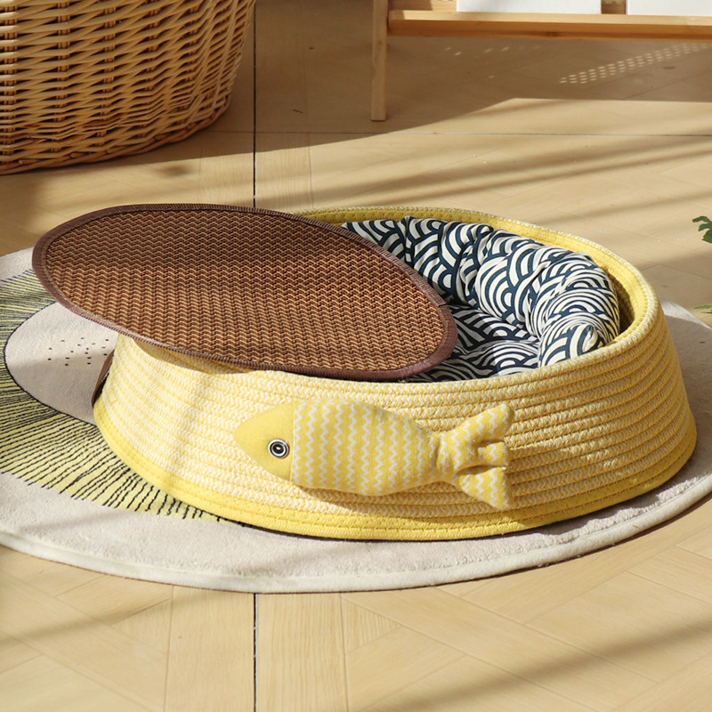 접힌 골판지 노란색 + 작은 물고기 + 파란색 면 패드 + 파란색 베개 + 매트