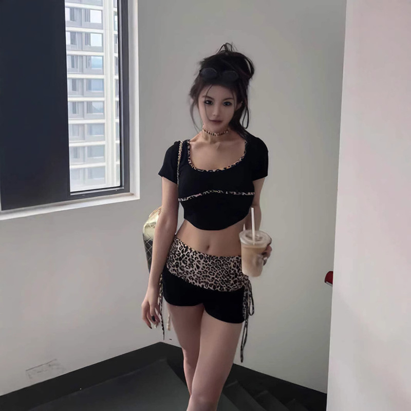 This Year's Popular Sexy Summer Clothes Are a Complete Set of Low-Neck Slim-Fitting Short Contrasting Color T-Shirts + Leopard Print Splicing Tight Shorts for Women