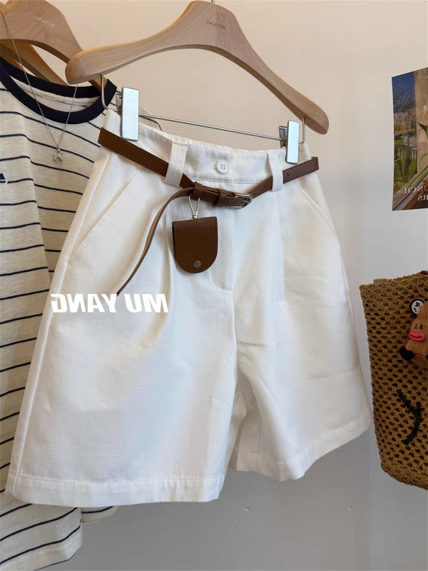 Muyang Small Bag with Hanging Buckle, Slimming Look and Good Proportions, Versatile Casual Cargo Shorts for Women, White High-Waisted Pants Muyang Small Bag with Hanging Buckle, Slimming Look and Good Proportions, Versatile Casual Cargo Shorts for Women, White High-Waisted Pants