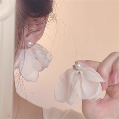 【蜜桃茶】ローマの休日仙気ピンクの白い花イヤリング女性の高級感誇張リゾート耳飾り