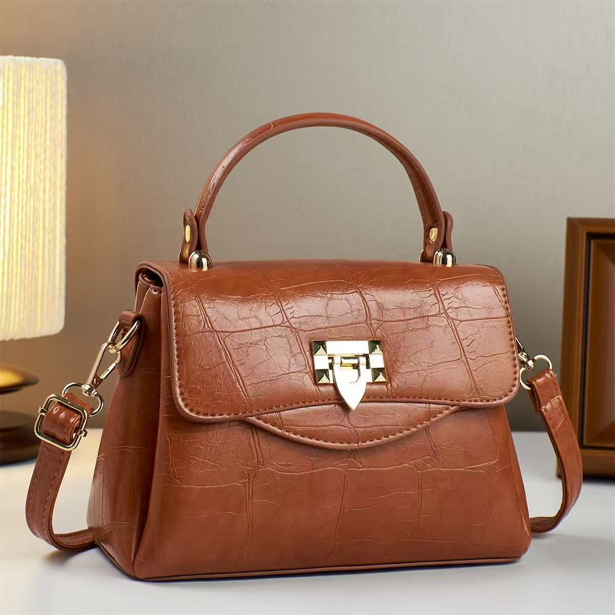 520 regalo bolso de lujo ligero mujer 2025 nuevo estilo atmosférico de alta gama madre de mediana edad bandolera