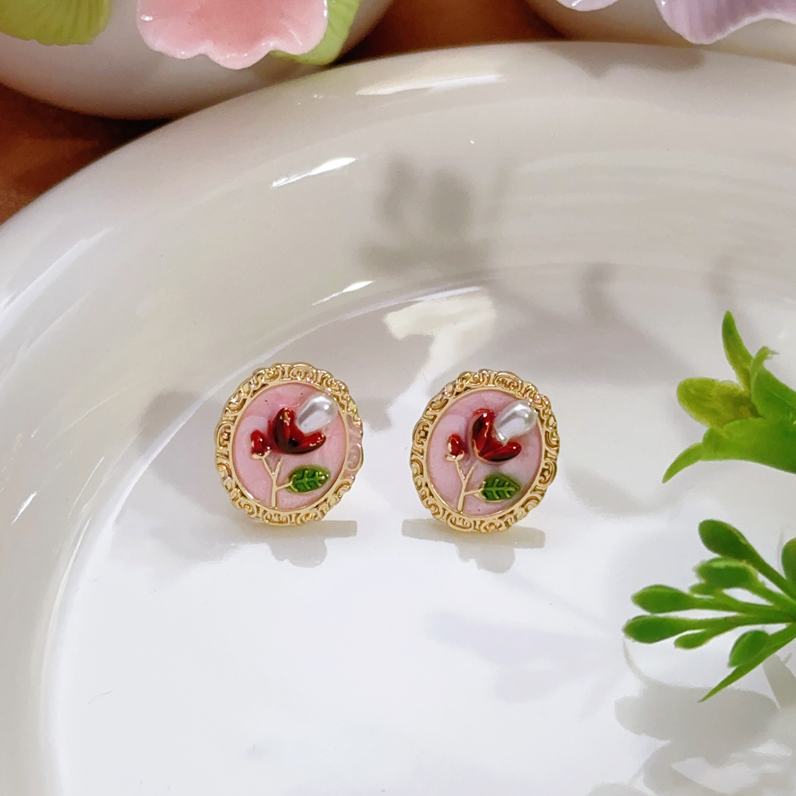 Pendientes de perlas Zhuji, temperamento blanco francés, pendientes antiguos, desplazamientos diarios, lujo ligero, joyería de orejas de alta gama al por mayor