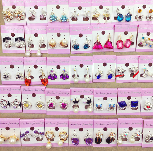 Japanese and Korean new color crystal earrings for women 2 yuan store rhinestone earrings street stall supply wholesale versatile accessories