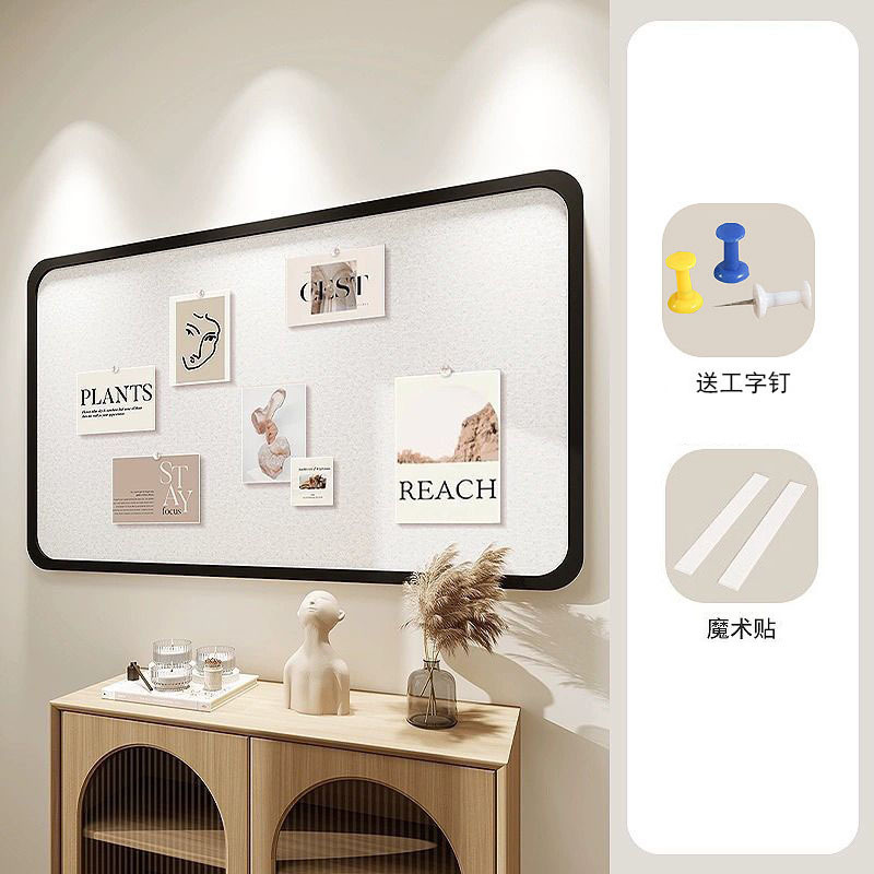 写真の壁のフェルトの板の壁は伝言板を貼って展示します。|undefined
