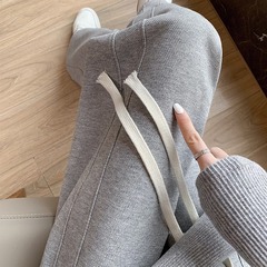 グレーのスポーツズボンの女性は小さいです。