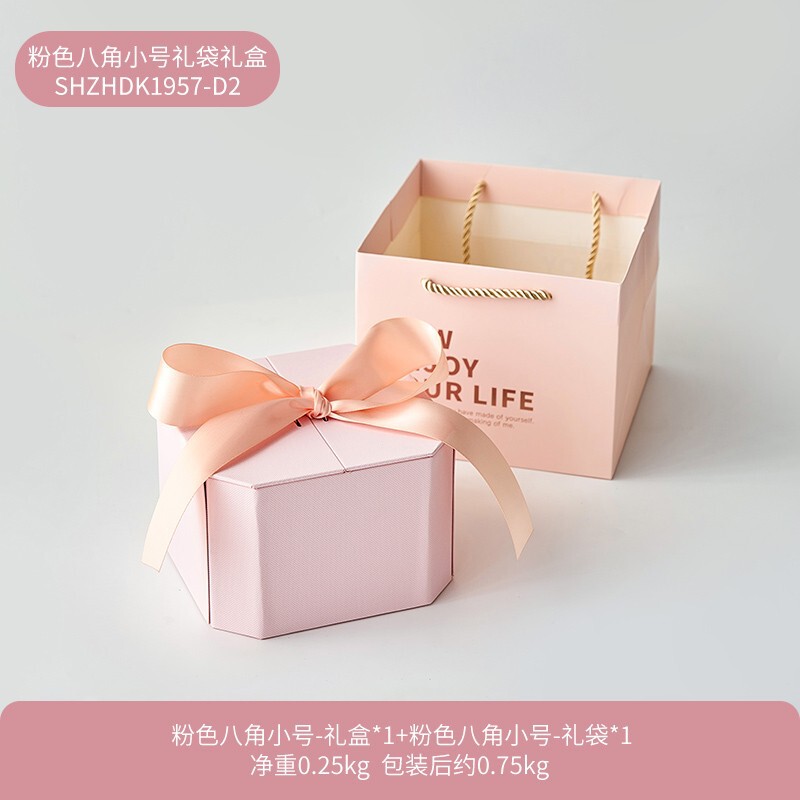 パンダのパソコンは腹ばいになってオフィスのデスクトップの装飾品を飾っています。|undefined