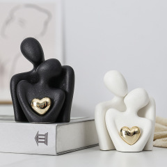 結婚プレゼントカップルは陶磁器の彫刻を飾って新人の結婚部屋の装飾品をプレゼントします。