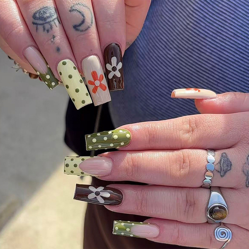 24 Pieces of American Retro Yellow-Green Polka Dot Contrasting Color Sweet-Cool Spicy Girl Style Cross-Border Fake Nails, Reusable, in Stock, Available for Wholesale