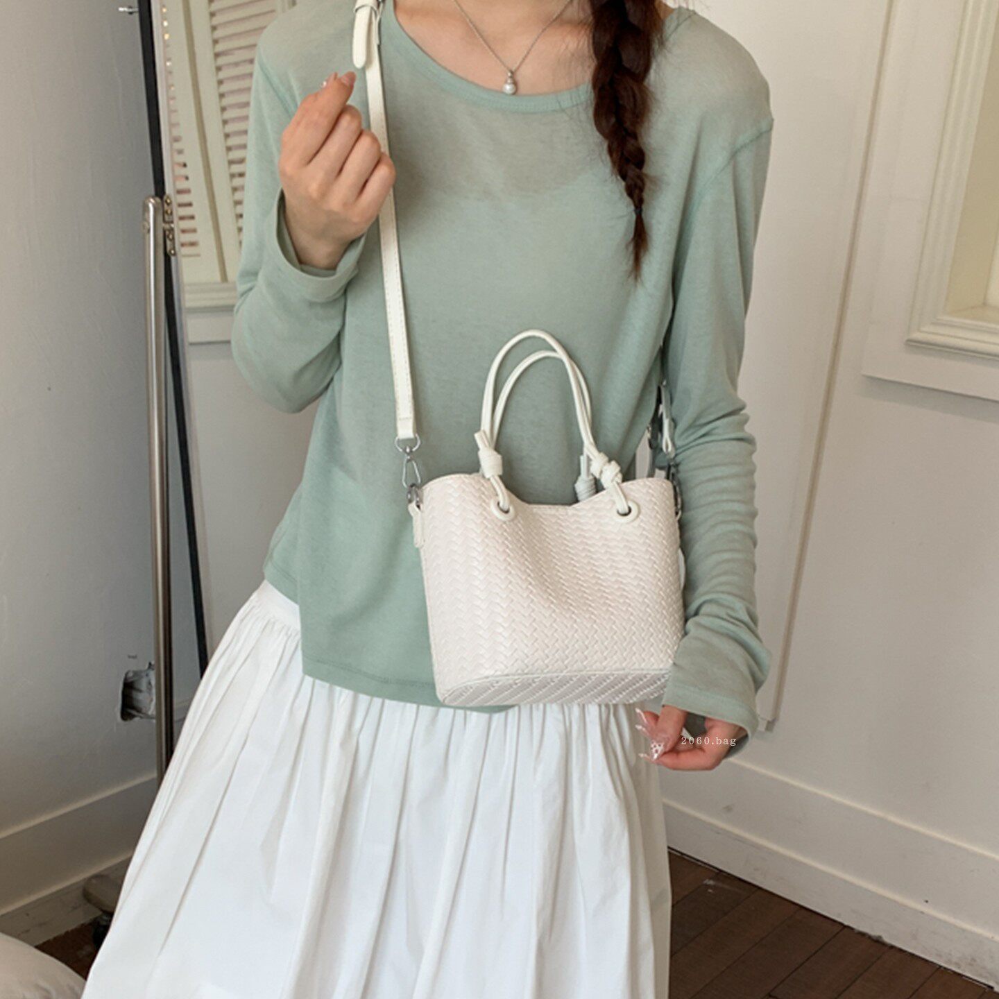 2026 bolso de diseño inclinado simple de verano pequeño mano pequeña bolsa coreana para mujeres 100 nuevo cubo