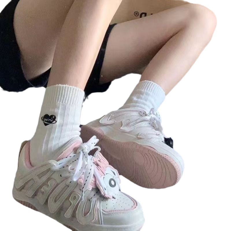 Diseño de dibujos animados zapatos de pan transpirables letras de suela gruesa zapatos de skate para mujeres 2024 otoño nuevos zapatos casuales para parejas