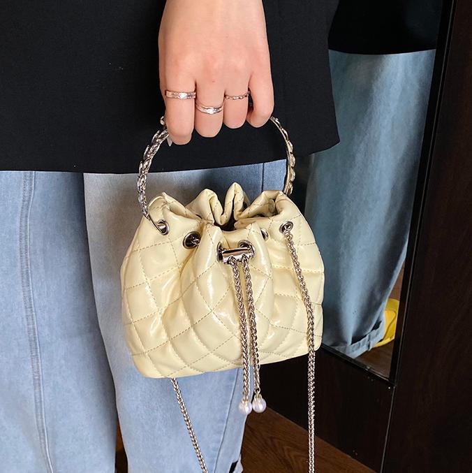 Bolso de cadena de diamantes para mujer 2025 nuevo bolso de cubo de nicho de sentido de alta gama salvaje bolso de mensajero de hombro popular de verano