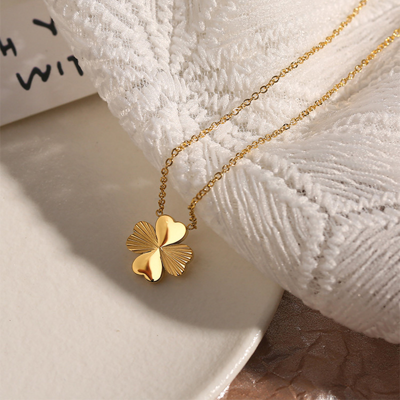 Four-leaf flower necklace 2024 new women's summer 18k gold clavicle chain net red high-grade titanium steel accessories pendant
