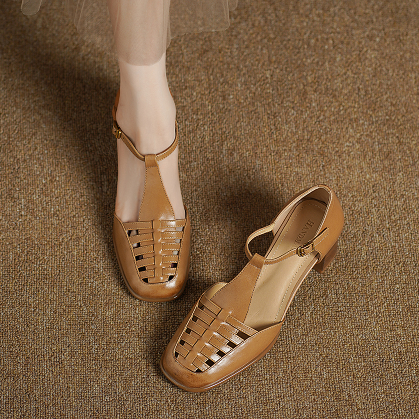 Sandal nữ da bò dệt quai chữ T kiểu La Mã, đế thấp thoáng mát — đen