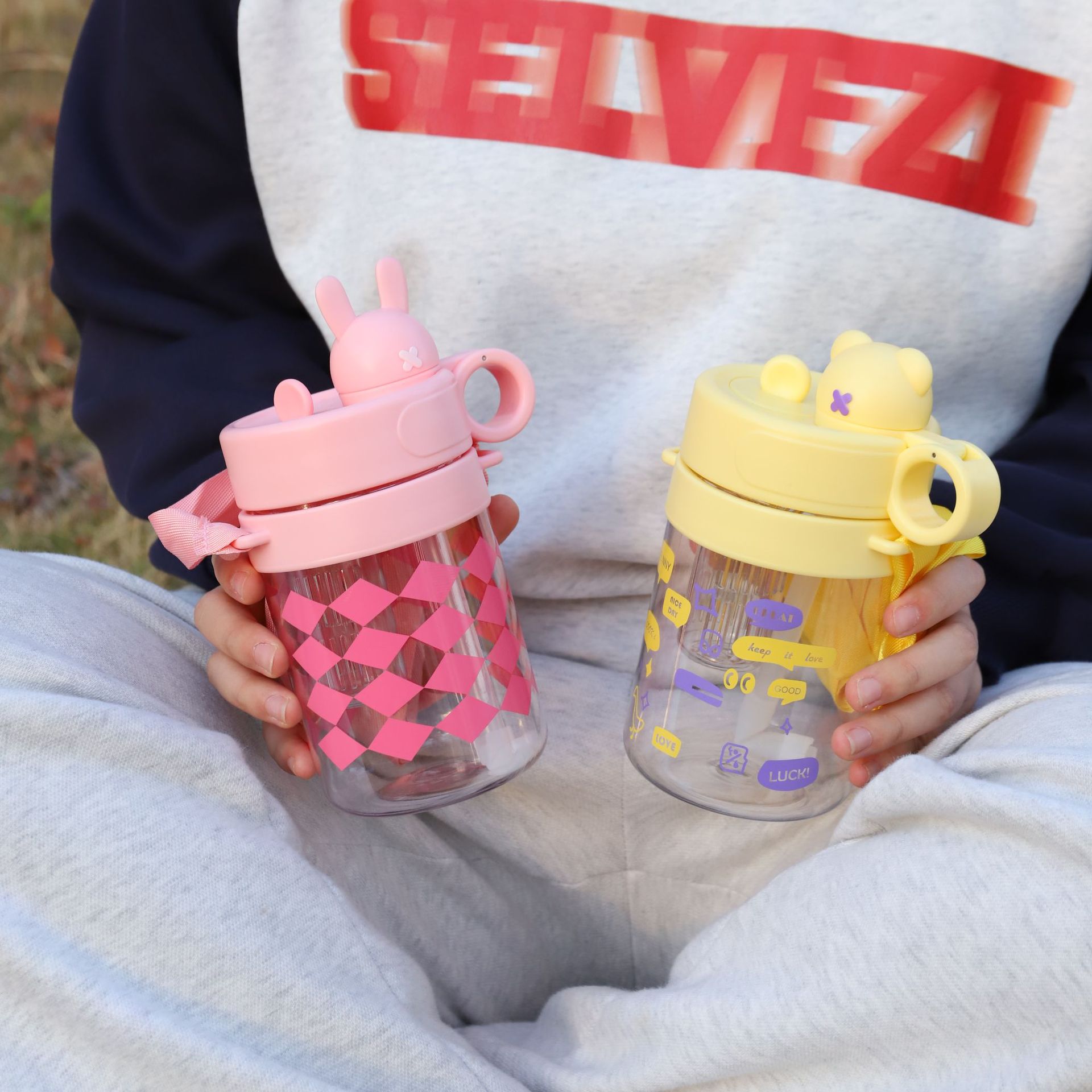 夏季女生吸管杯网红高颜值学生儿童卡通塑料水杯大容量便携手提杯