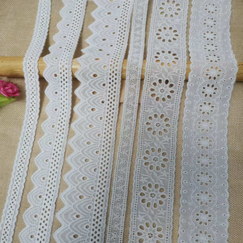 ダブルロックの綿の布のレースの補助材料は透かし彫りの刺繍のレースのファッション的な流行のスカートの服のウェディングドレスの補助材料です。