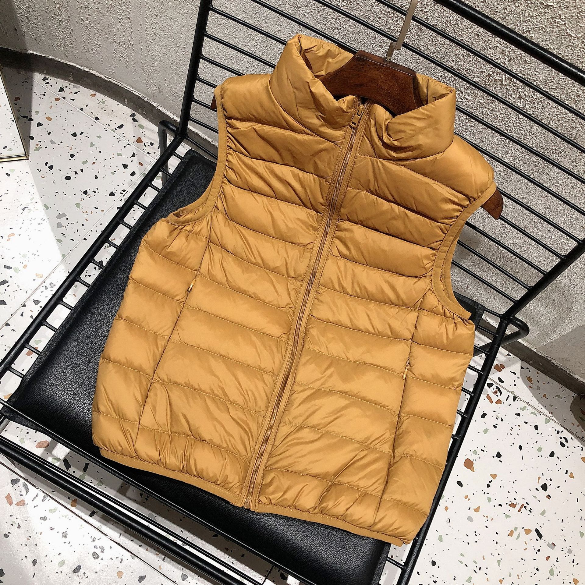 흙 같은 노란색