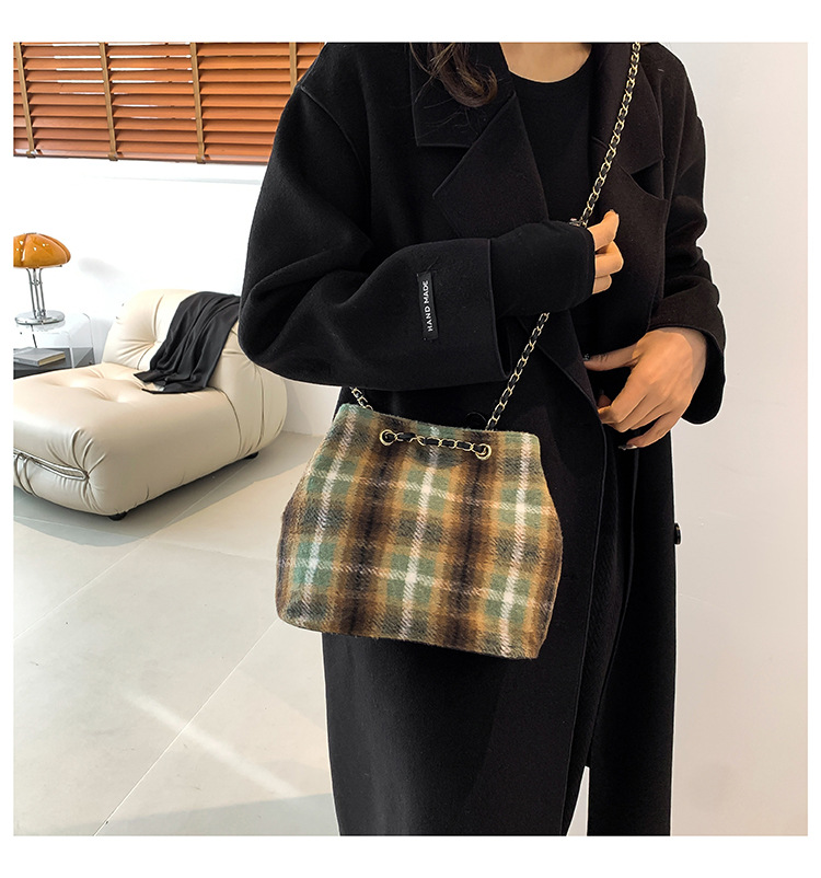 Retro and fashionable woolen texture bucket bag, large capacity commuting bag, chain check pattern casual single-shoulder crossbody women's bag undefined