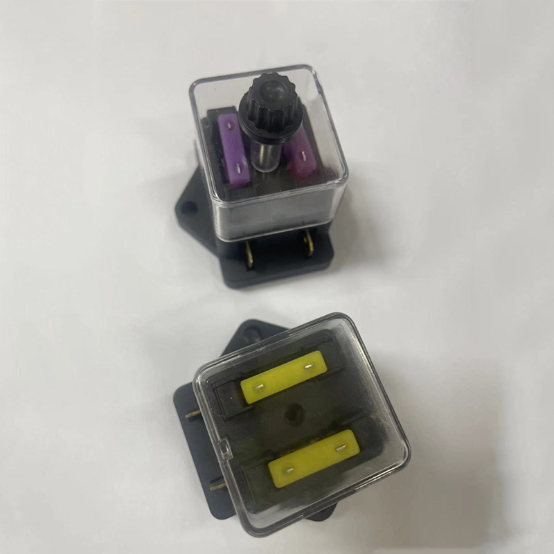 汽车中号插片保险丝盒2进2出2路2档带螺杆汽车保险丝盒厂家直发