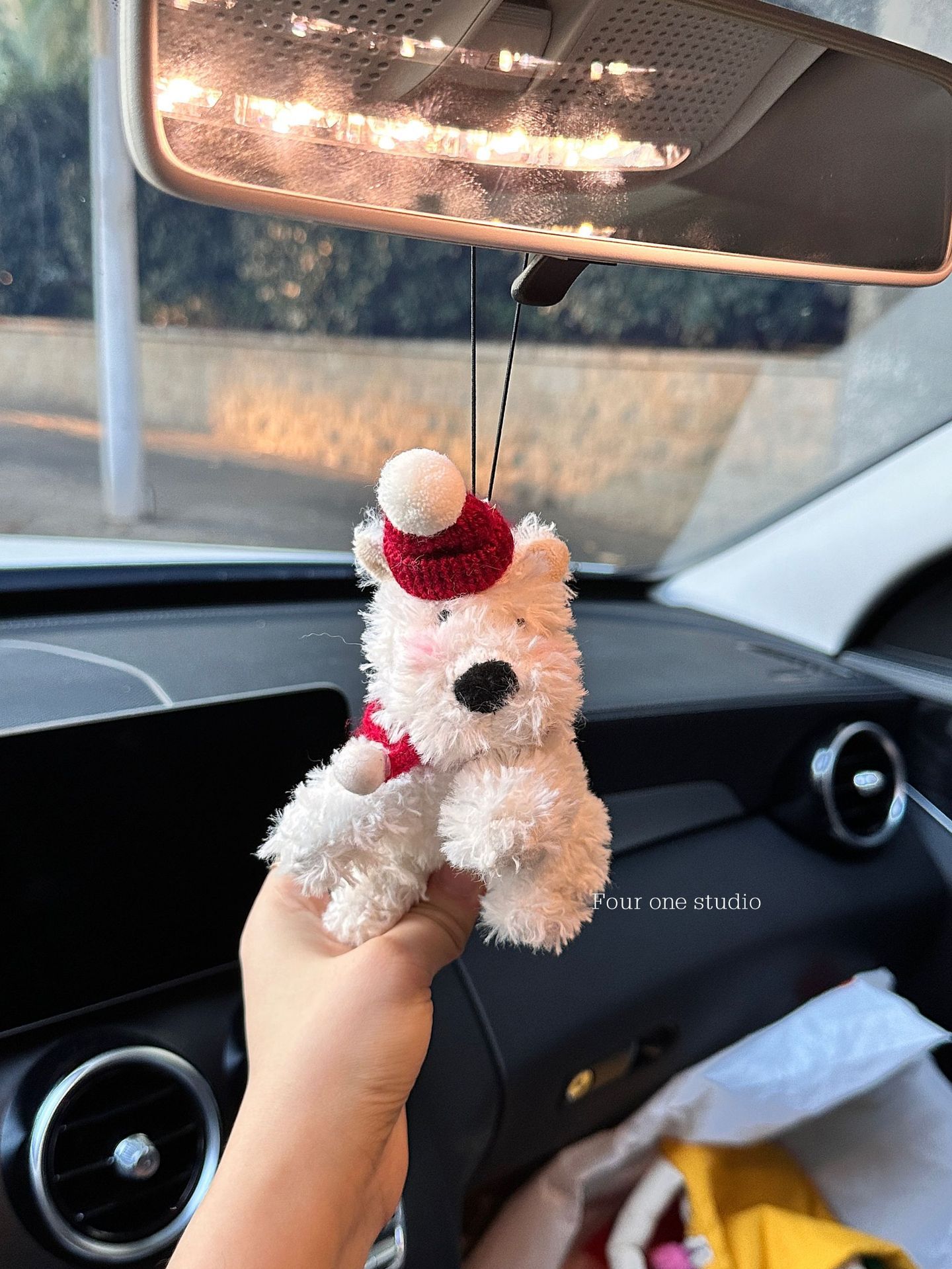 Adornos de la pantalla de control central del automóvil West Highland lindo perro en el automóvil, accesorios de decoración para niñas para muñecas Tesla