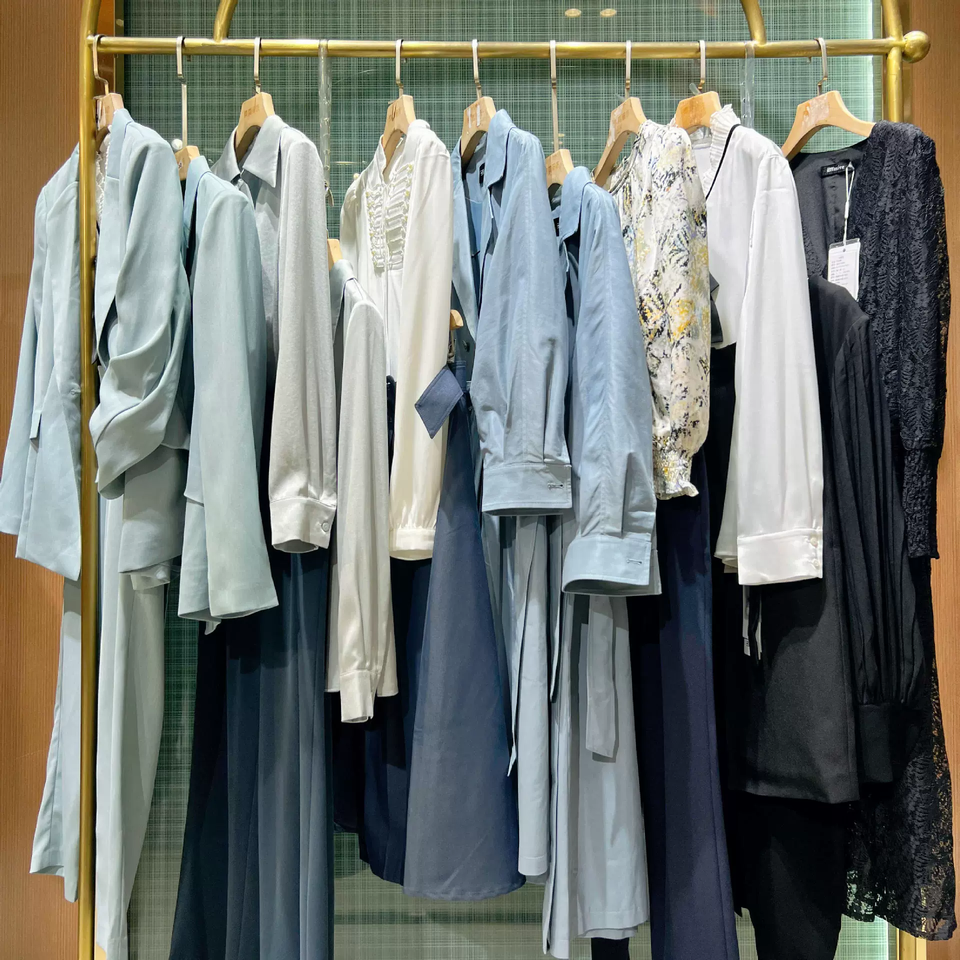 Весенние товары среднего и высокого класса для женской одежды