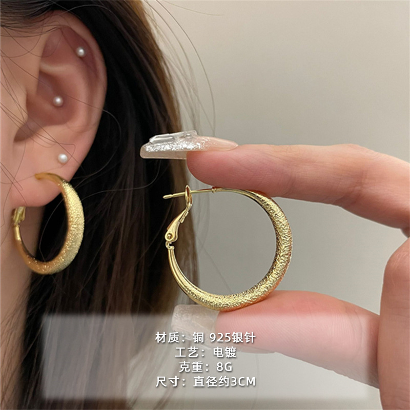 2025 nuevo estilo verano de moda anillo plateado círculo negro círculo fino temperamento europeo y americano aretes dorados de todo fósforo