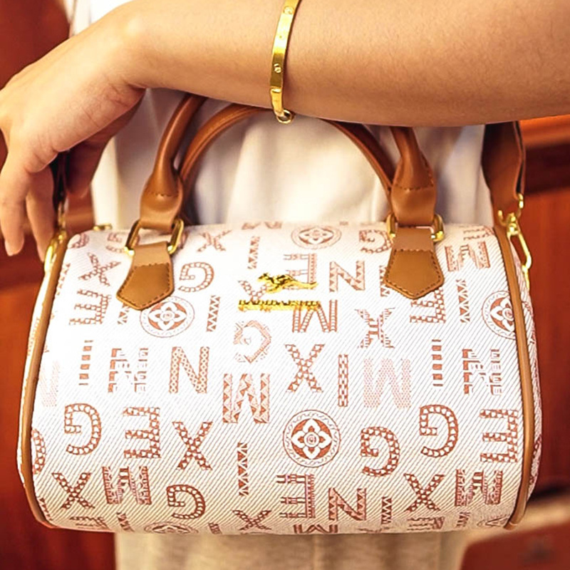 Sensación de alta gama, nicho 2024, nueva moda, cuero suave, banda ancha, todo fósforo, bolso de almohada de presbiterio, bolso de Boston de mensajero de un solo hombro