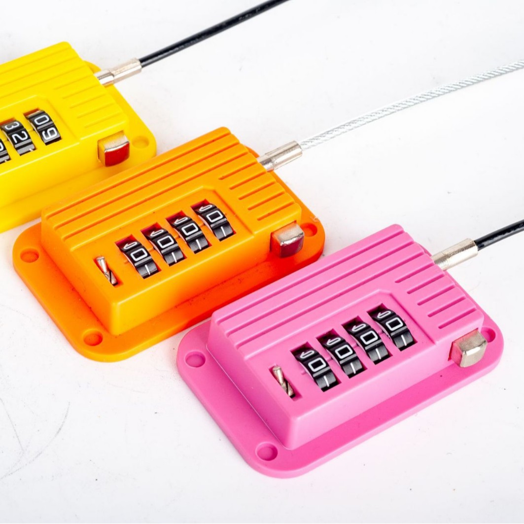 Protective universal lock for boxes