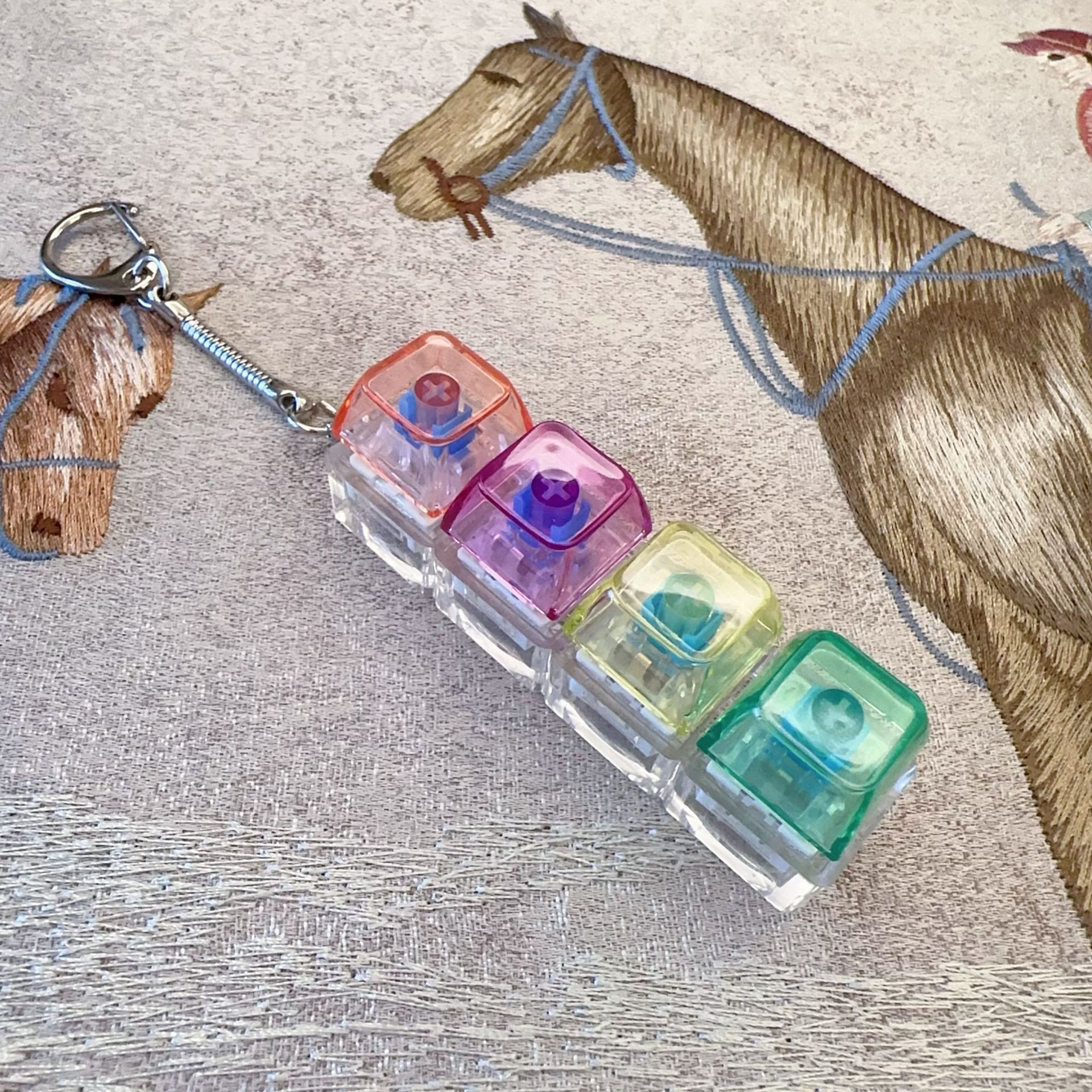 クロスボーダー4キー減圧ボタン機械軸解凍玩具創意ボタン発光電子キーボードキーホルダーペンダント