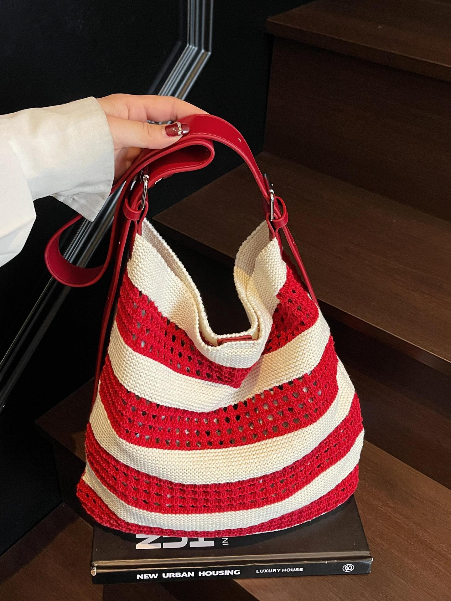 Verano 2025 nuevo estilo bolso tote tejido hueco de gran capacidad raya femenina balde de vacaciones junto al mar bolso tejido de paja