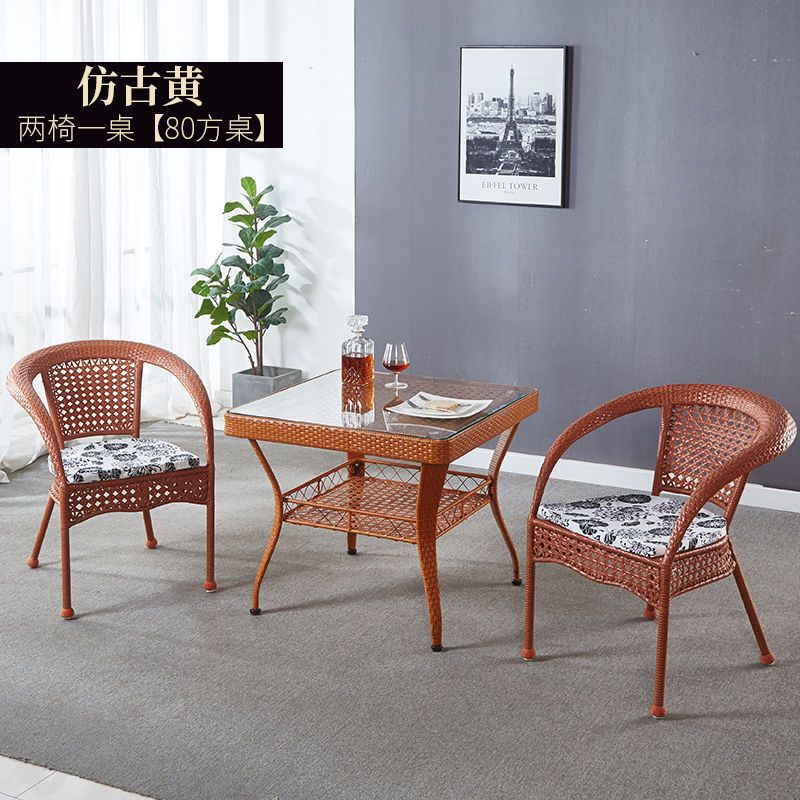 앤틱한 노란색 의자 2개와 80제곱미터 테이블