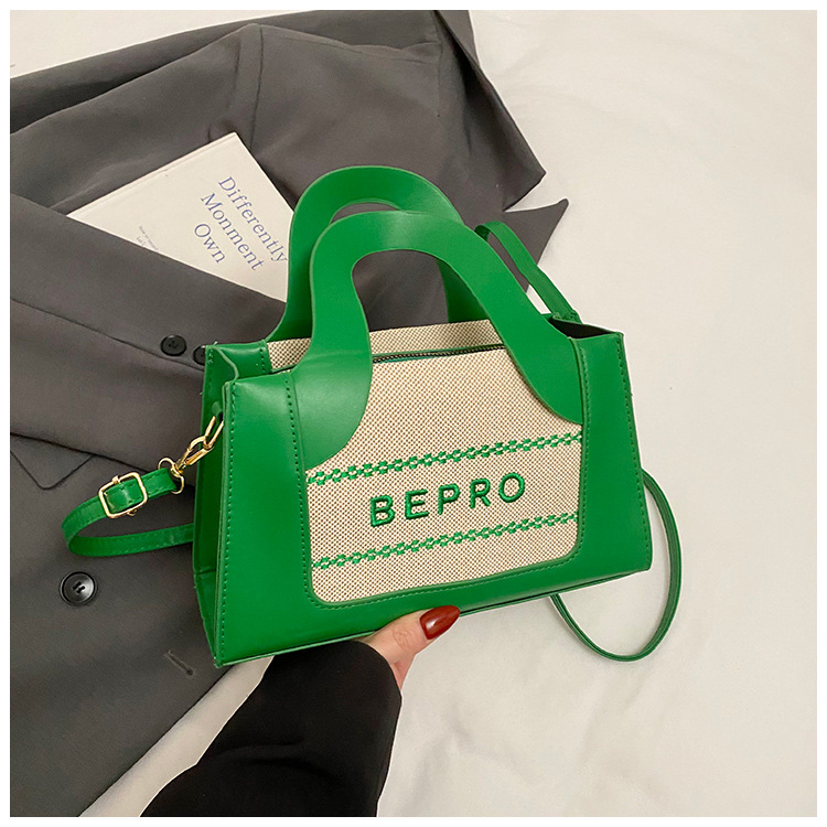 2026 estilo de moda letras impresión de mano mano de hombro oblíquo empalme de color nuevo bolso cuadrado simple europeo y americano
