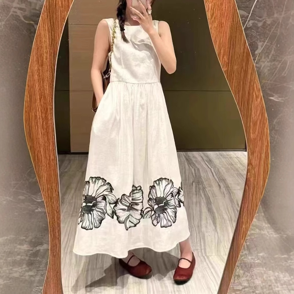 Elegant fashionable dress with sleeves with a round collar sleevless