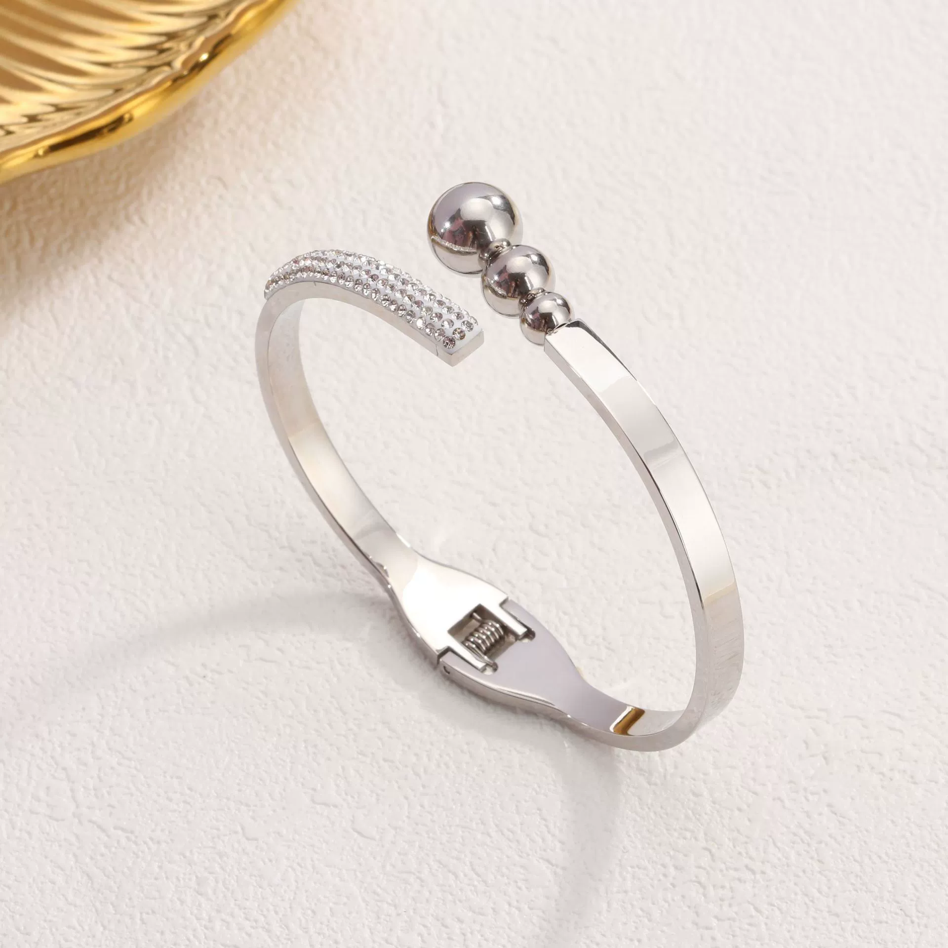 Fashionable brand golden women's bracelet stainless steel, European style, does not fade, high-quality style
