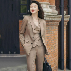 カーキのスーツの女性の新型秋冬の高級感の作業服の職業の気質の正装のスーツのベストの3つのセット