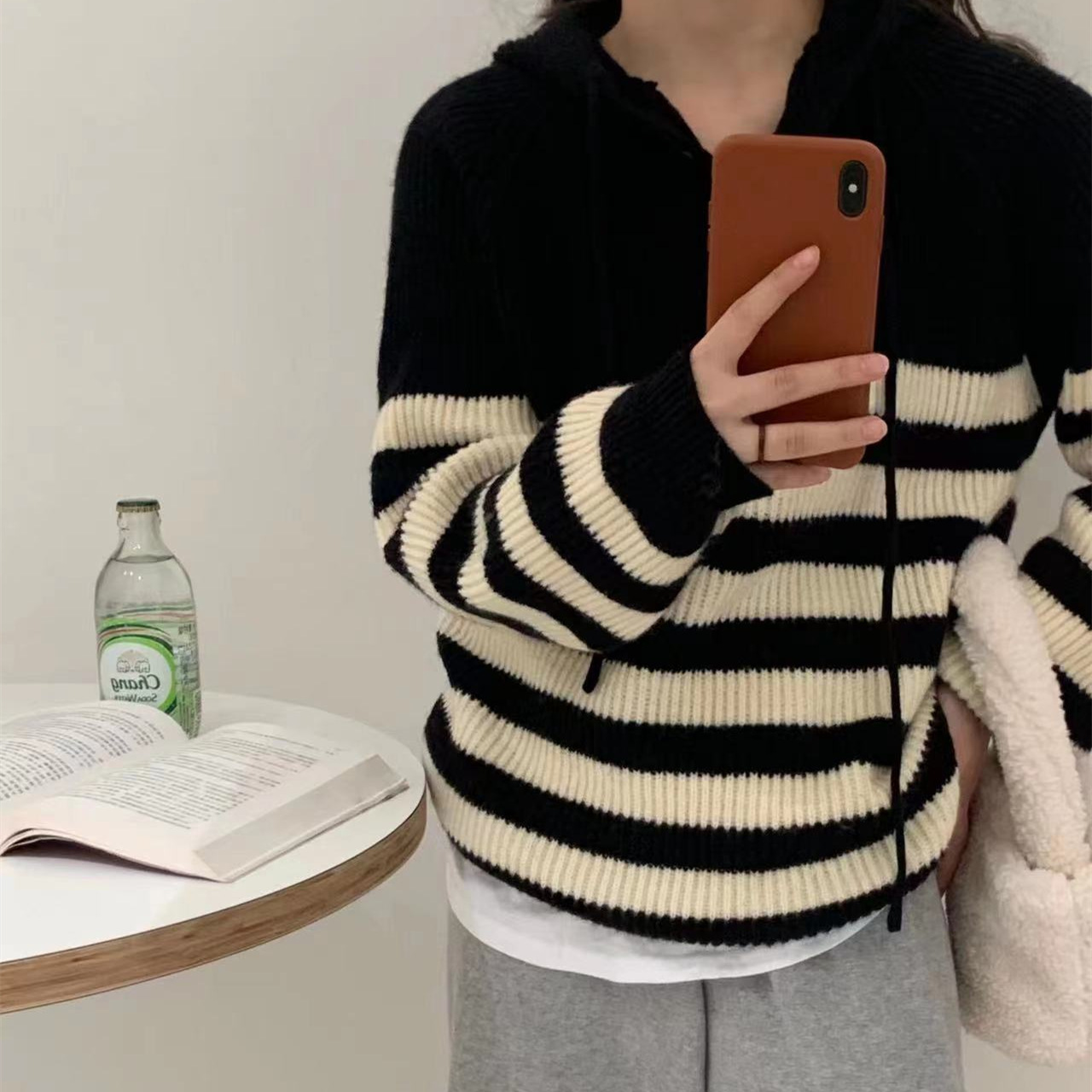 Suéter de punto con capucha para mujer, suéter a rayas con bloques de color, otoño e invierno, nuevo estilo, estilo perezoso, holgado, adelgazante, reductor de edad, 2024