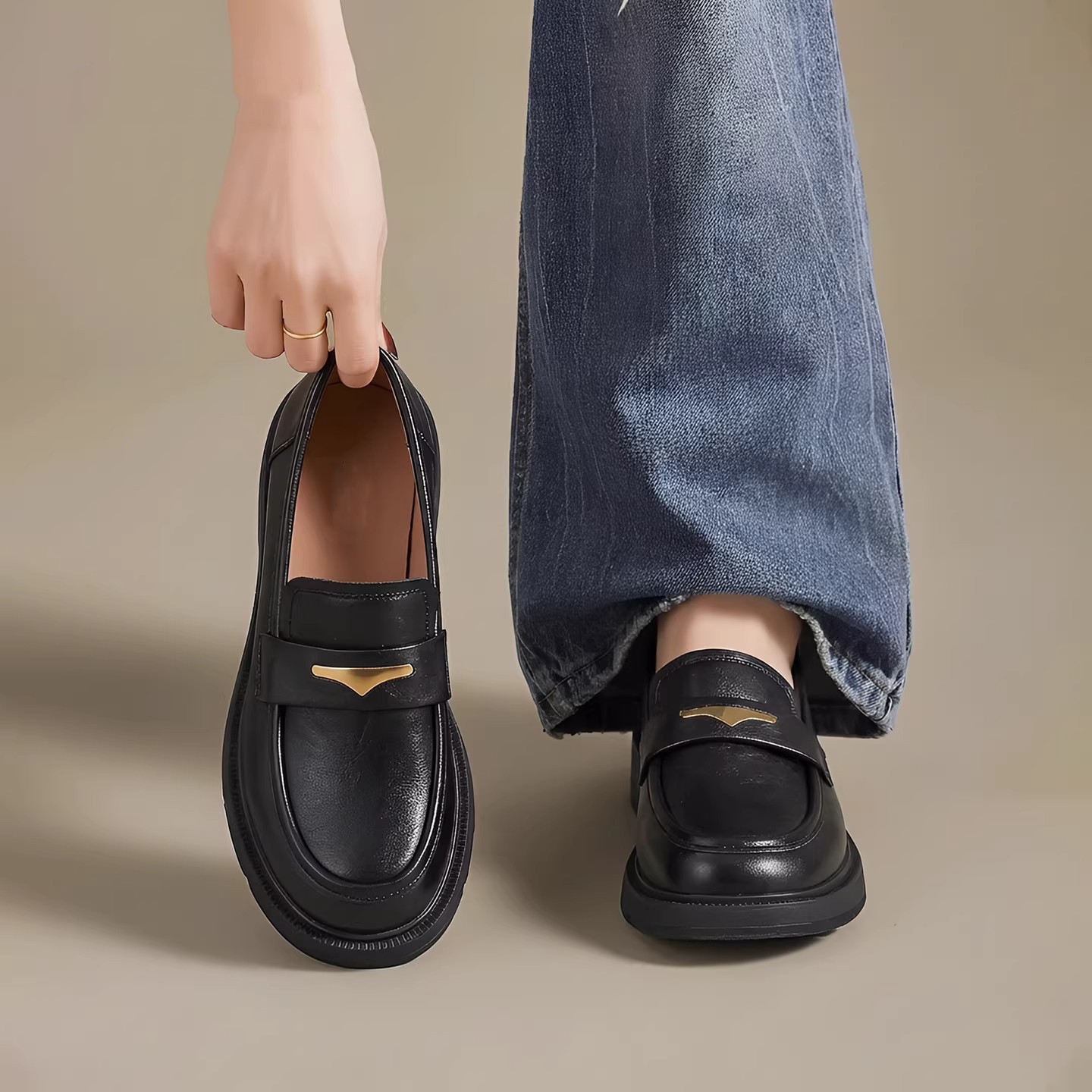 2026 nuevo estilo primavera y otoño inglés zapatos de cuero negro tacones gruesos y suaves.