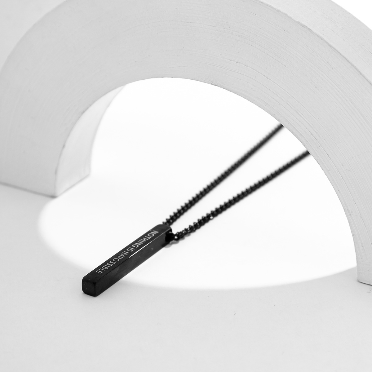 Titanhalsband med hänge för damer elegant bokstavsdesign_voghion.com