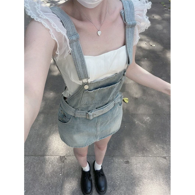 Милая и пикантная девушка в стиле чистого желания, белый топ с маленькими развевающимися рукавами, уменьшающее возраст джинсовое платье на подтяжках, миниатюрное платье, комплект из двух предметов.